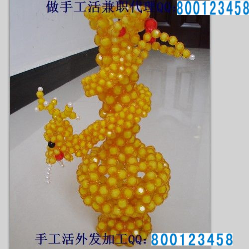 農(nóng)村婦女在家兼職手工活做刺繡賺錢(qián)(圖1)