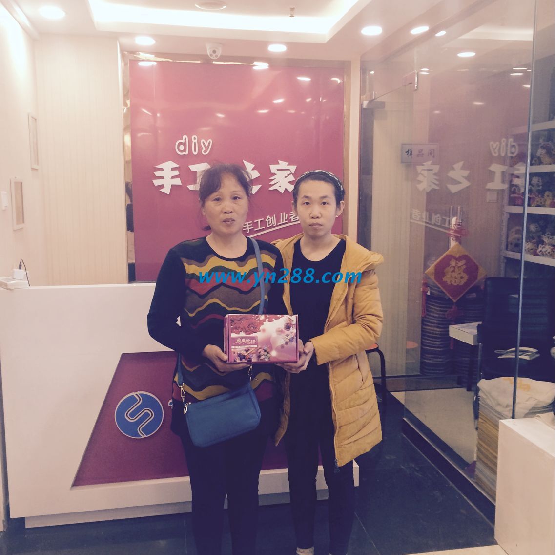 西安戶(hù)縣張女士初學(xué)珠繡忘壓線導(dǎo)致作品松散，手工活之家現(xiàn)場(chǎng)指導(dǎo)至熟練(圖1)