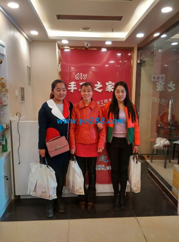 邯鄲不同地區(qū)的三位女士一起來(lái)到手工活之家總部，建立深厚友誼(圖1)