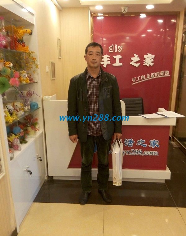 河南新鄉(xiāng)翟大叔來手工活之家總部考察，欲組織村里閑散人員婦女做手工活(圖1)