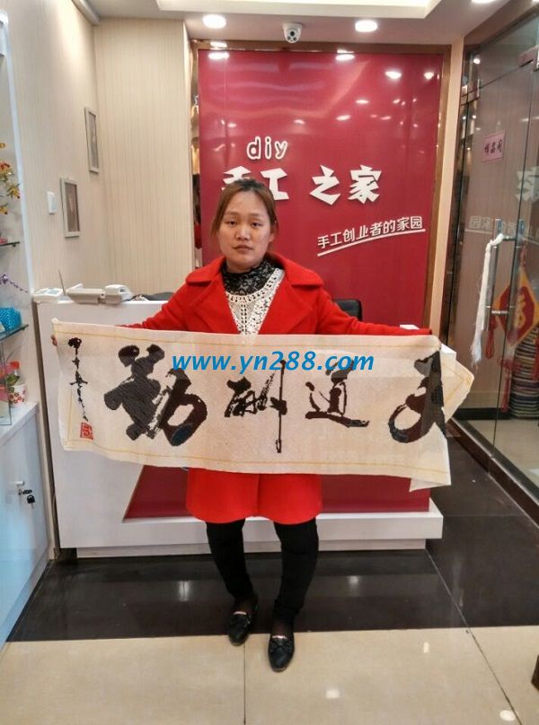 邯鄲魏縣胡女士試做珠繡成功，公司當(dāng)場(chǎng)支付加工費(fèi)(圖1)