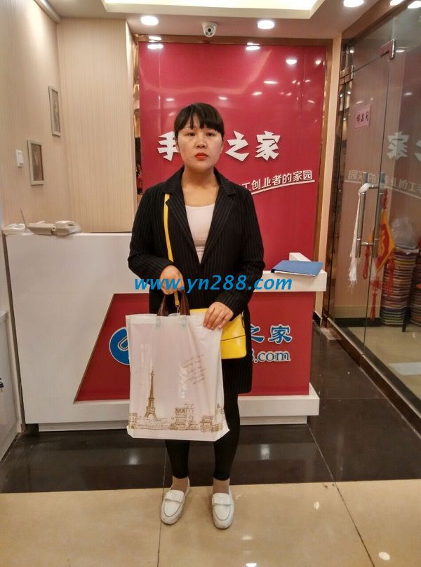山西長治手工愛好者張女士不遠(yuǎn)千里來手工活之家總部考察拿材料 山西長治手工愛好者張女士不遠(yuǎn)千里來手工活之家總部考察拿材料(圖1)