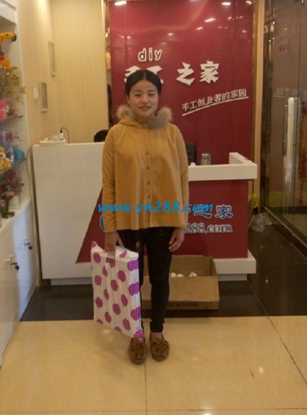 邯鄲廣平煙女士來(lái)手工活之家總部考察，找到加工費(fèi)高的手工活(圖1)