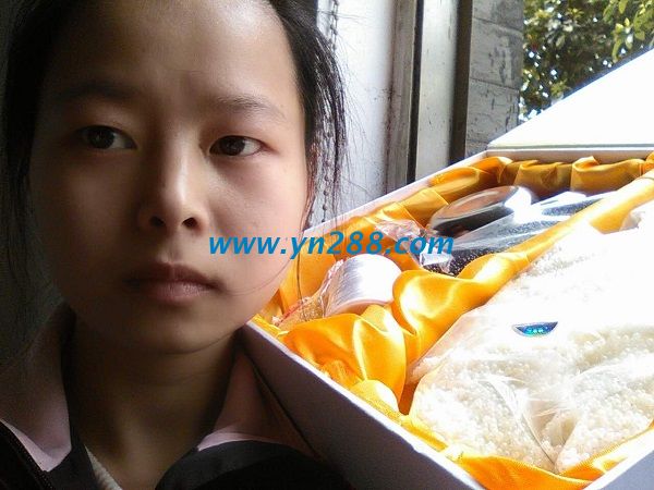 江蘇常州打工妹彭女士利用閑暇時(shí)間做手工活串珠掙錢(qián) 江蘇常州打工妹彭女士利用閑暇時(shí)間做手工活串珠掙錢(qián)(圖1)