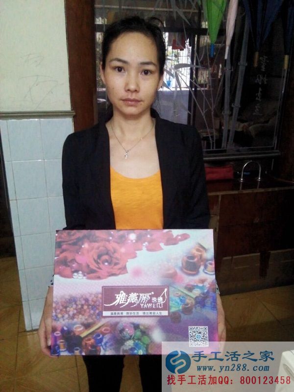 可兼職手工活，廣東珠海上班族梁女士業(yè)余時間做手工活珠繡增加收入(圖1)