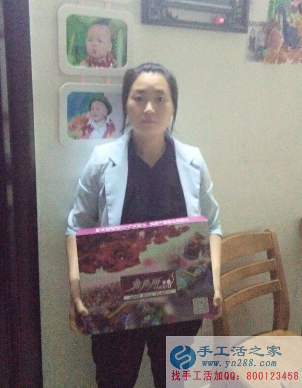 河南平頂山寶媽張女士業(yè)余時間做手工活串珠繡，賺錢不誤帶孩子！(圖1)