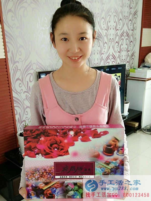 新疆美麗女孩單女士做手工活串珠繡業(yè)余時間賺錢增加收入 新疆美麗女孩單女士做手工活串珠繡業(yè)余時間賺錢增加收入(圖1)