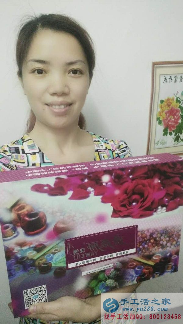 福建廈門(mén)肖女士熱衷于手工制作，業(yè)余時(shí)間做手工活串珠繡賺錢(qián)(圖1)