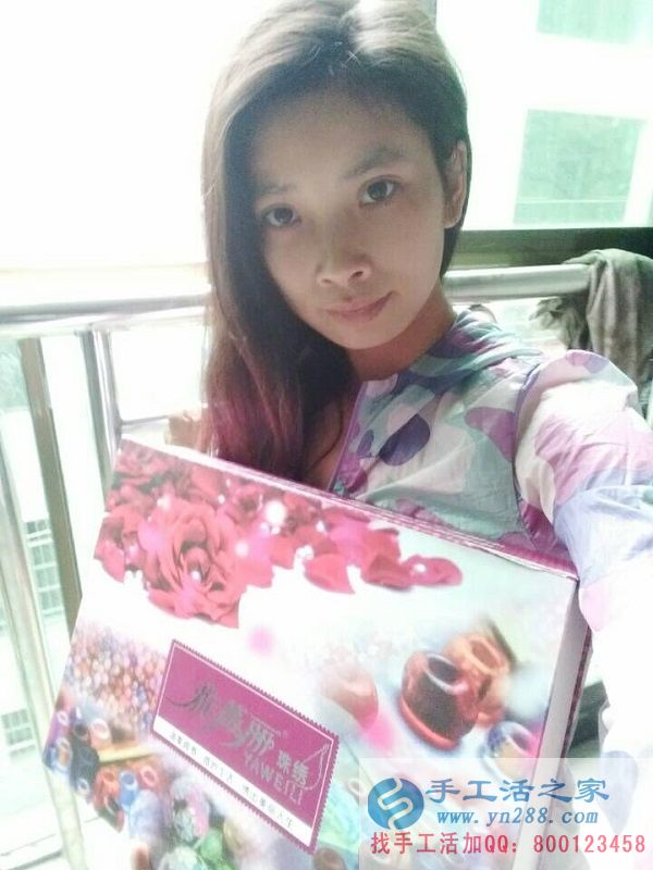 正規(guī)兼職手工活不交押金，湖南湘西鄒女士工作之余做手工活增收入(圖1)