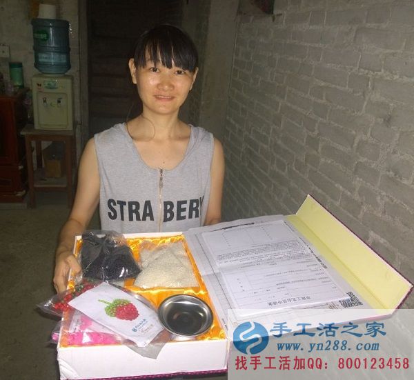 上有老下有小生活壓力大，廣東佛山李女士業(yè)余時(shí)間做手工活賺外快(圖1)