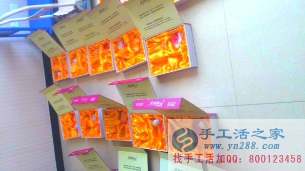 工作人員正在擺放禮盒