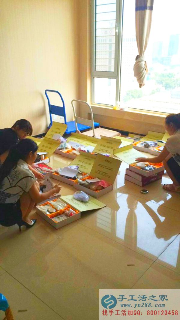 工作人員將禮盒一一檢查，包好
