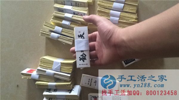 在快遞小哥搬快遞時，工作人員在整理不粘膠