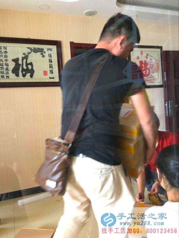 禮盒進(jìn)行二次包裝后，快遞小哥來搬貨