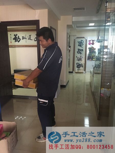 快遞小哥正在搬貨，被紙抽盒吸引的走不動啦