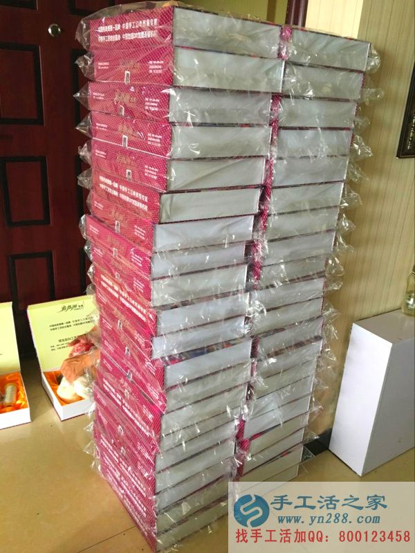 所有材料都放齊后，禮盒進(jìn)行密封中