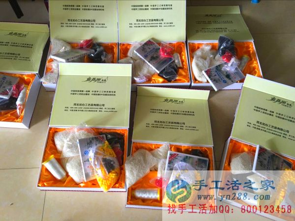 手工活之家網(wǎng)的員工將串珠繡所需要的材料、工具、光盤放入禮盒中