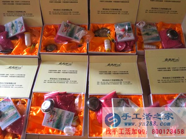 紅色仿珍珠、特制線、光盤放入禮盒中
