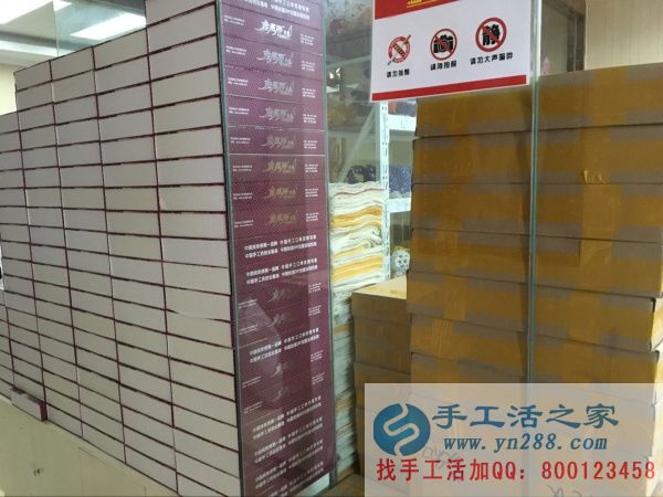 滿目整齊的禮盒，如待檢閱的士兵，震撼你我心靈