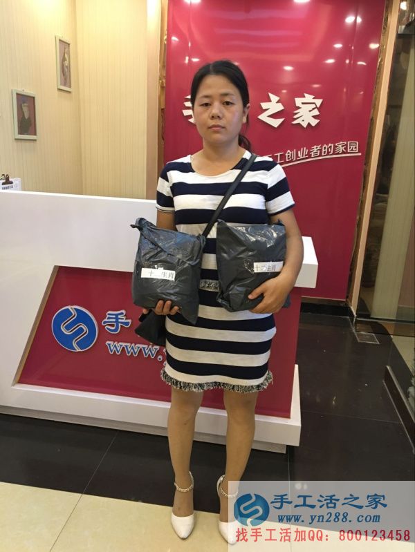 驗(yàn)收合格后，河南客戶又拿了兩套作品，回家等待加工費(fèi)