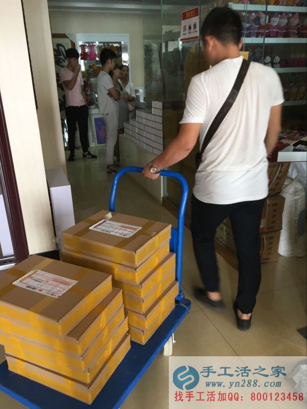 已有N多的人在手工加工致富項目你還在等啥 快來賺錢! 快遞小哥來那外發(fā)項目的貨物