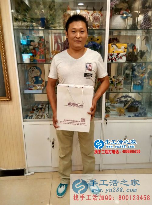 河南濟(jì)源退伍軍人王先生來(lái)手工活之家尋找合作項(xiàng)目，看好串珠繡產(chǎn)品加工