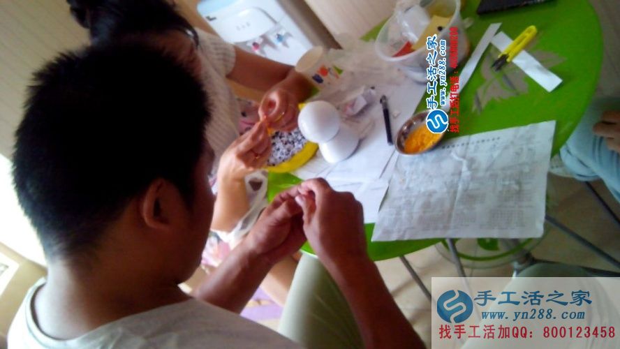河南濟(jì)源退伍軍人王先生來(lái)手工活之家尋找合作項(xiàng)目，看好串珠繡產(chǎn)品加工