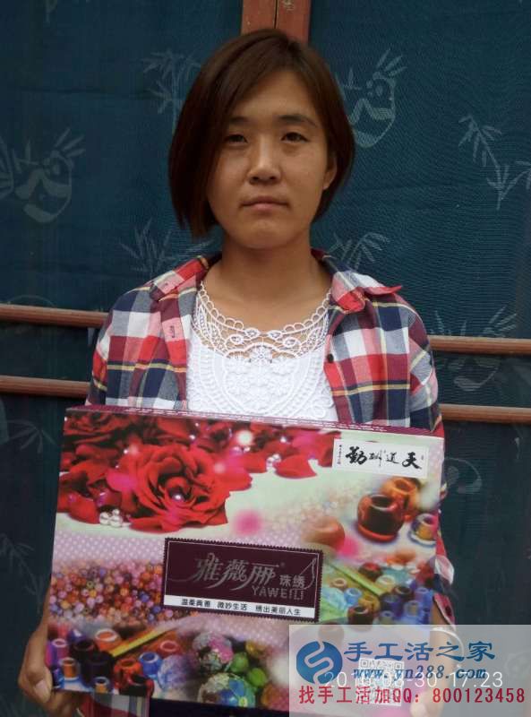 山東濟(jì)寧鄉(xiāng)村教師王女士兼職手工活串珠繡賺錢致富改善生活！