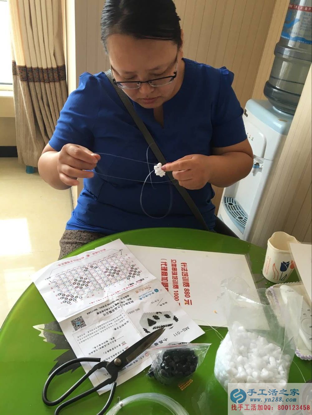 在家兼職工作有哪些？河南濟(jì)源農(nóng)村閆大姐帶孩子做串珠繡