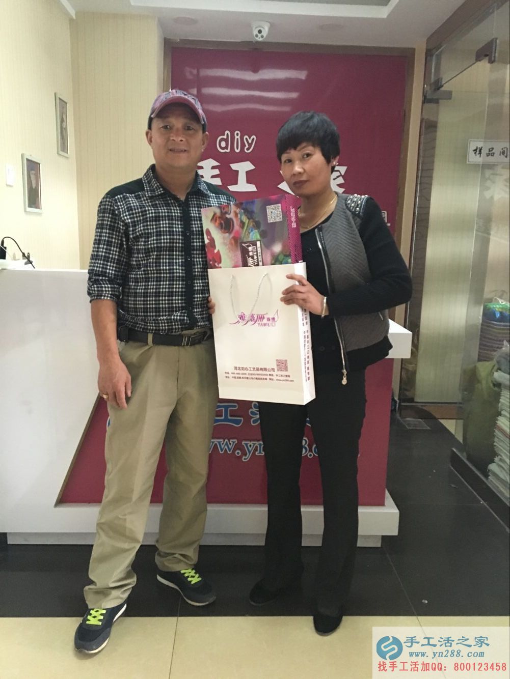 在家能做的兼職，邢臺(tái)理發(fā)店老板前來(lái)手工活之家做串珠加工外發(fā)
