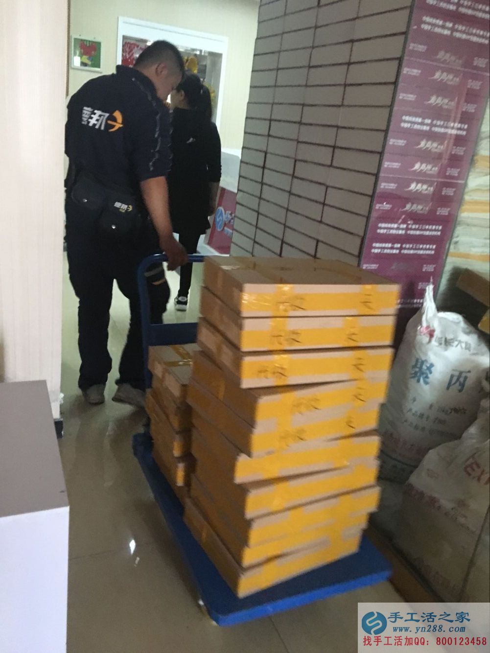 在家能做的兼職，邢臺(tái)理發(fā)店老板前來(lái)手工活之家做串珠加工外發(fā)