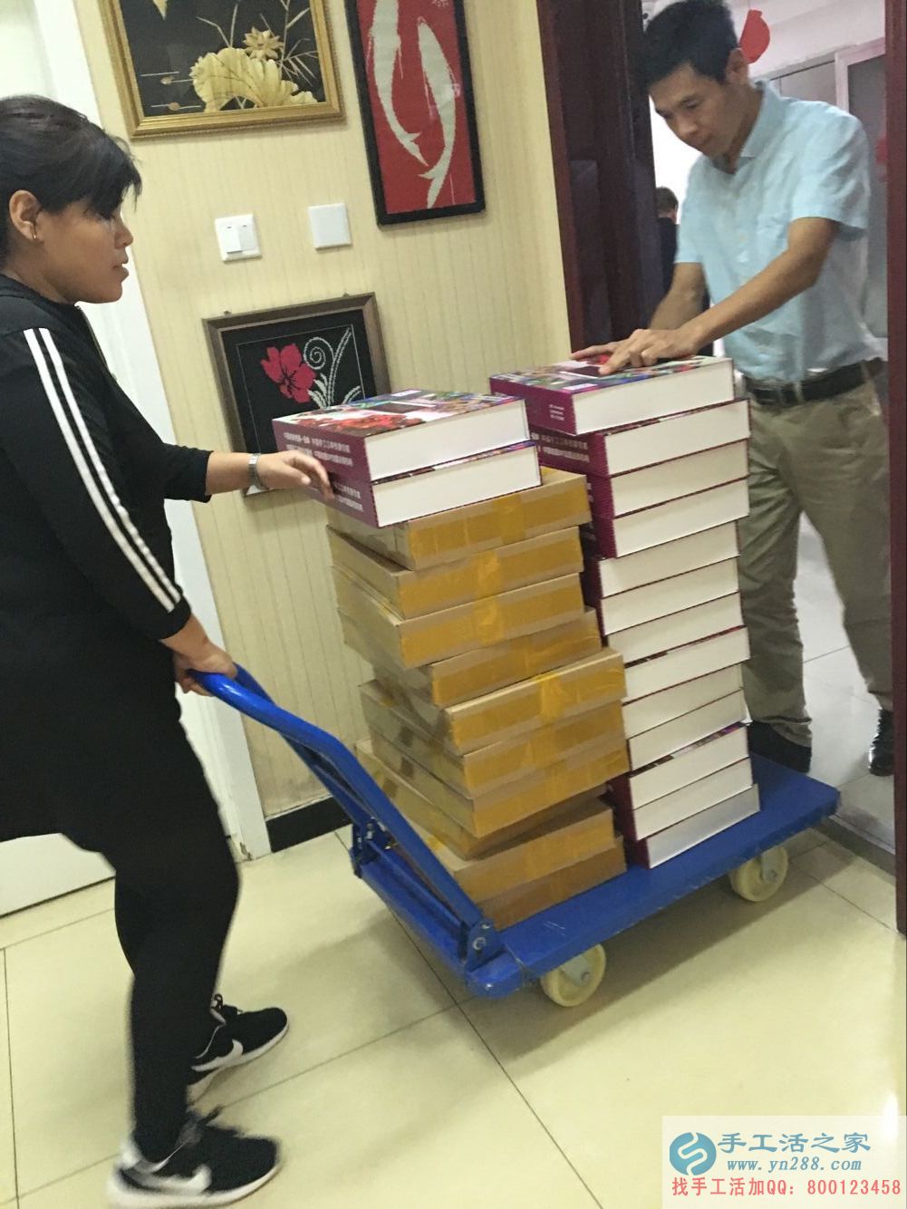 在家能做的兼職，邢臺(tái)理發(fā)店老板前來(lái)手工活之家做串珠加工外發(fā)
