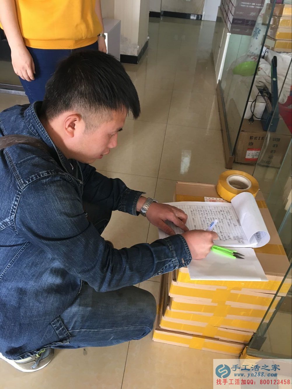 在家能做的兼職，邢臺(tái)理發(fā)店老板前來(lái)手工活之家做串珠加工外發(fā)