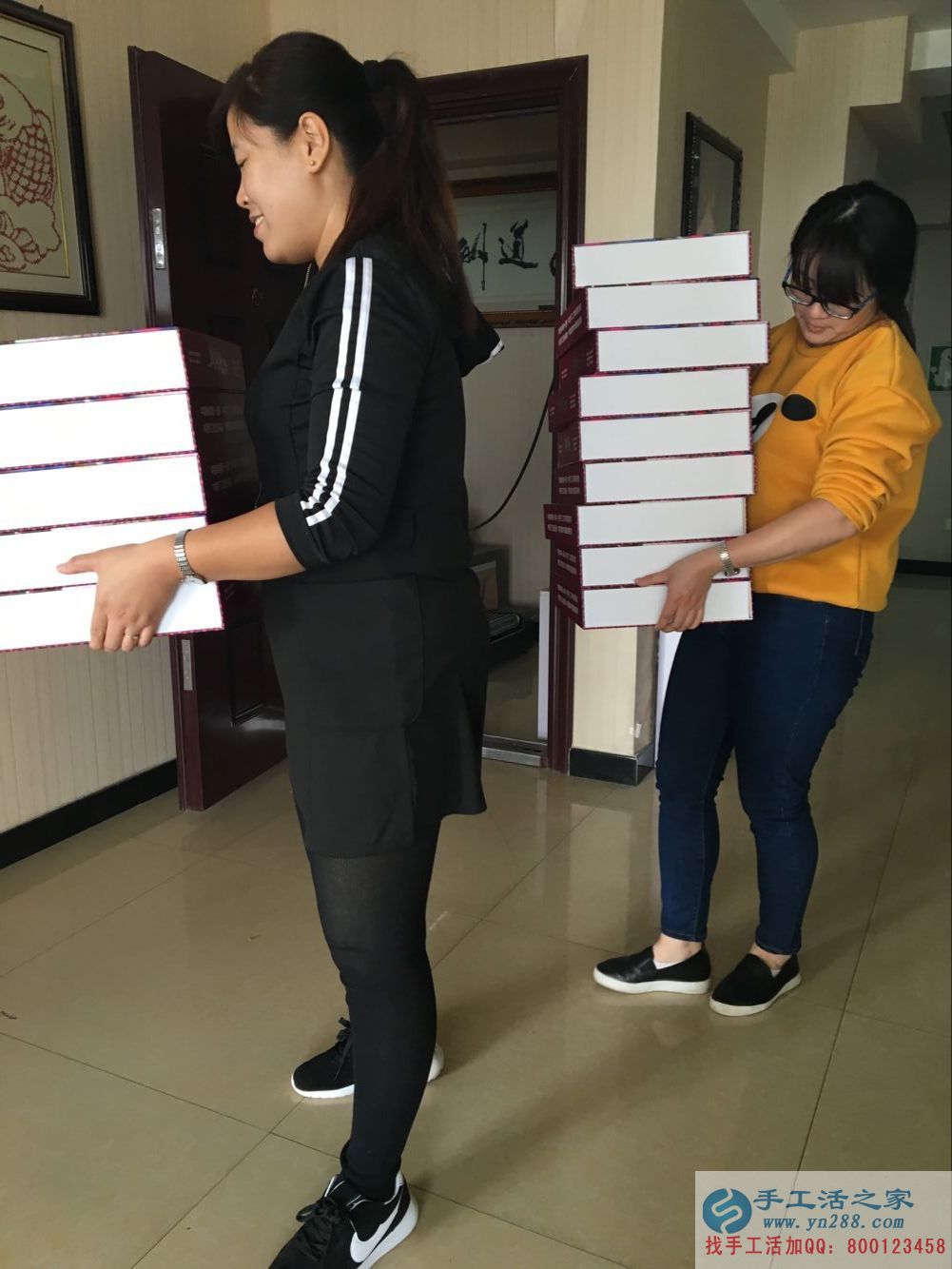 在家能做的兼職，邢臺(tái)理發(fā)店老板前來(lái)手工活之家做串珠加工外發(fā)——手工活之家員工正在準(zhǔn)備外發(fā)的材料