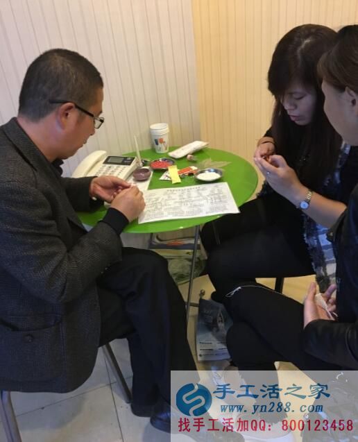 江蘇阜寧崔先生夫婦前來手工活之家考察代理珠繡加工項(xiàng)目