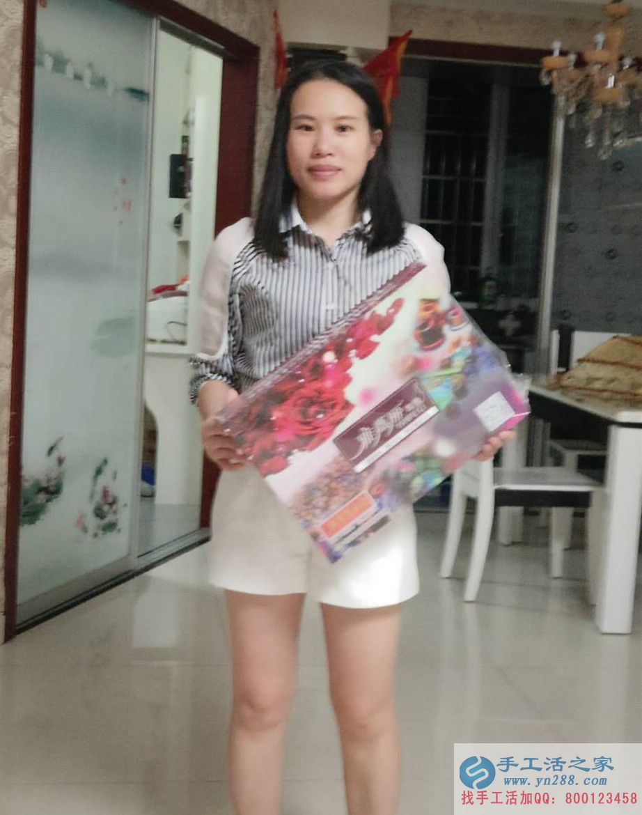 福建寧德劉女士業(yè)余時(shí)間做手工活串珠繡豐富生活又賺錢(qián) 福建寧德劉女士業(yè)余時(shí)間做手工活串珠繡豐富生活又賺錢(qián)