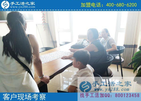 文女士和家人在公司現(xiàn)場(chǎng)考察 文女士和家人在公司現(xiàn)場(chǎng)考察