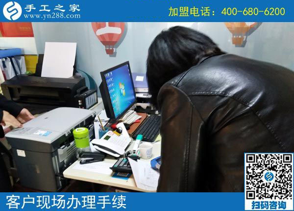 10月19日，做彩珠繡手工活加盟項目的代理加工為什么要申請？手工之家接待考察合作加工客戶剪影