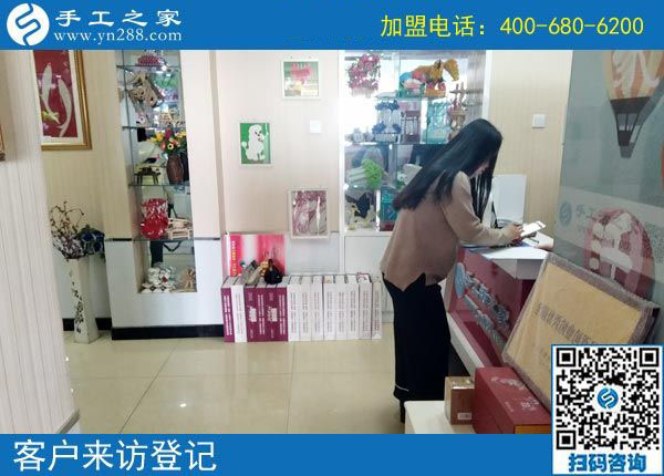 對這個(gè)可以寄到家做的手工活很滿意，四川瀘州李女士很樂意跟周圍的人分享