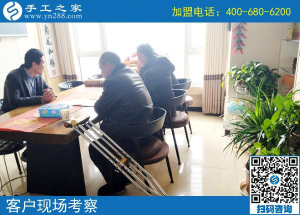 湖南一50歲殘疾老人拄著雙拐，2000多里路程來(lái)到手工之家為哪般？(圖2)