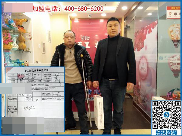 湖南一50歲殘疾老人拄著雙拐，2000多里路程來(lái)到手工之家為哪般？(圖1)