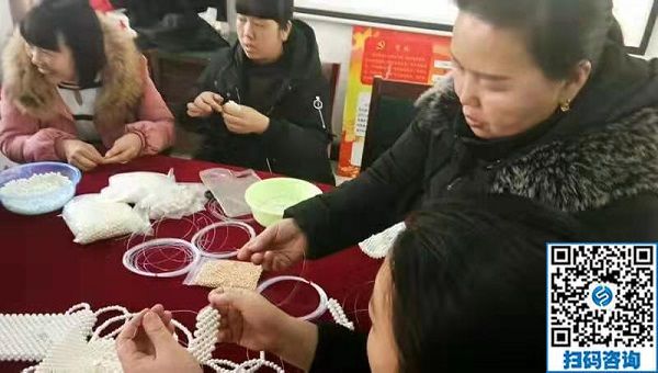 走進(jìn)社區(qū)，讓珠繡手工成為大家脫貧致富的一件法寶！----記手工之家走進(jìn)社區(qū)培訓(xùn)串珠手工活動(dòng)