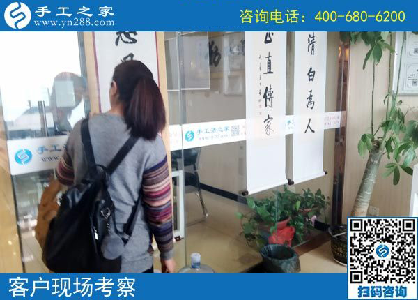 美女的愛好與同齡人不一樣，江蘇泰興黃女士做珠繡免押金手工活掙錢