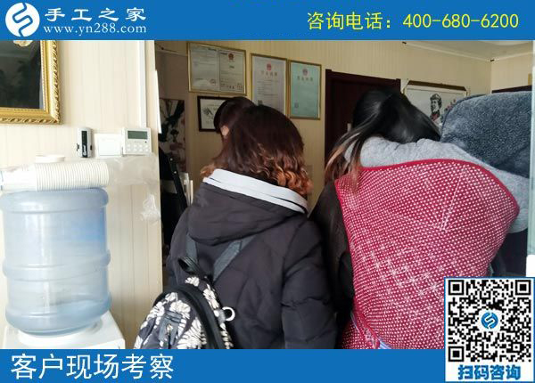 “想掙錢，就得長期有活，隔三差五才有活兒的不掙錢！”廣西百色黃女士找到珠繡免押金手工活后這樣說