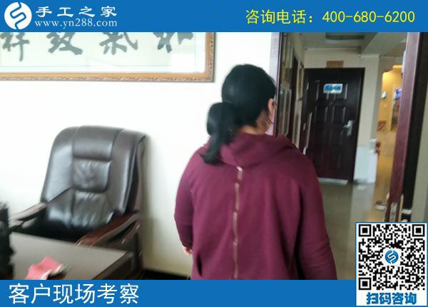 帶著孩子做珠繡外放手工活是種享受，河北邯鄲司女士在家掙錢是這樣的