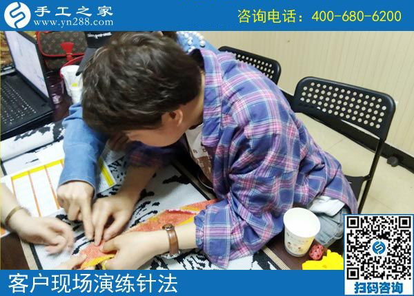 4月22日，正規(guī)供料的手工活，按時(shí)結(jié)算加工費(fèi)的手工活就是珠繡，手工之家接待考察加工客戶剪影