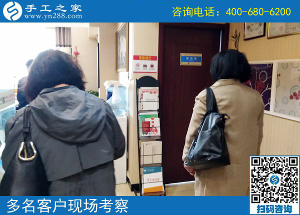 同事們不解、佩服、埋怨，吉林四平張女士沒(méi)有把這個(gè)可以帶回家做的手工活告訴大家