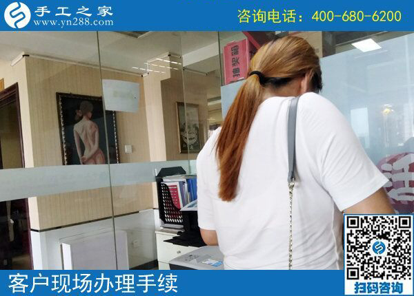 在家做手工活掙錢有多難，廣東湛江彭女士靠一個可以帶回家做的手工活成了快樂寶媽