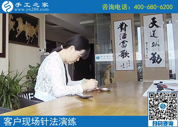 做這個(gè)正規(guī)供料的手工活掙錢了，江蘇連云港周女士的婆婆主動(dòng)幫著帶娃