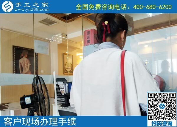 能給孩子買他喜愛(ài)的，福建莆田許女士做正規(guī)供料的手工活掙錢后